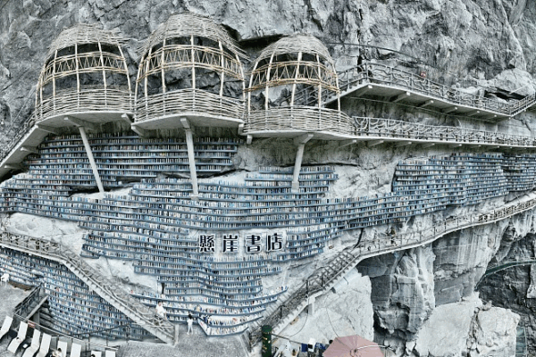 Lire au bord du gouffre : la librairie en falaise du Guangxi dans un doline Lire_au_bord_du_gouffre___la_librairie_en_falaise_du_Guangxi_dans_un_doline