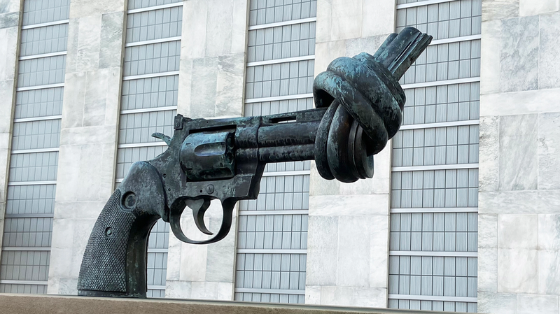 Le Revolver Noué à l’ONU : Un Audacieux Symbole de Paix en Bronze Le Revolver Noué à l'ONU : Un Audacieux Symbole de Paix en Bronze
