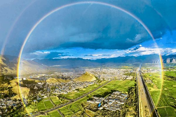 Un arc-en-ciel rare et complet brille au-dessus du monastère de Palcho Un arc-en-ciel rare et complet brille au-dessus du monastère de Palcho