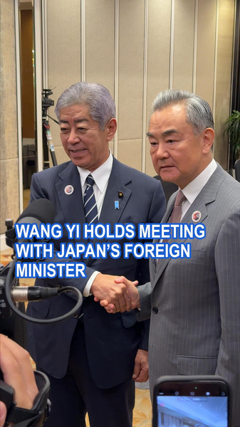Wang Yi rencontre le ministre des Affaires étrangères du Japon lors des pourparlers Chine-ASEAN à Kuala Lumpur Wang Yi rencontre le ministre des Affaires étrangères du Japon lors des pourparlers Chine-ASEAN à Kuala Lumpur video poster