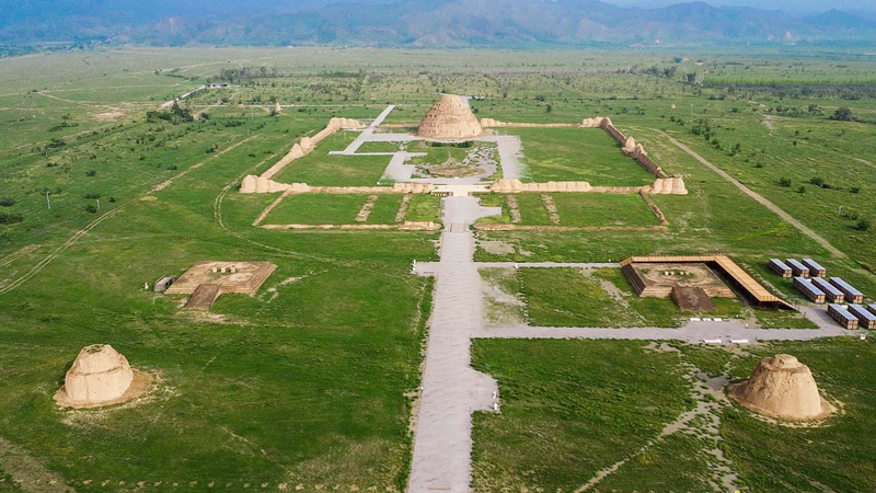 S’élever au-dessus des tombes impériales de Xixia, les ‘pyramides orientales’ S'élever au-dessus des tombes impériales de Xixia, les ‘pyramides orientales’ video poster