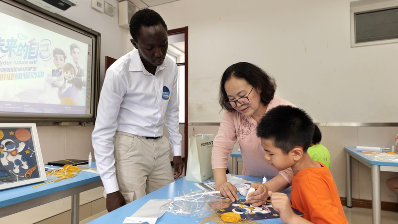 Les camps de compétences estivaux relient les cultures et stimulent les carrières Les camps de compétences estivaux relient les cultures et stimulent les carrières video poster