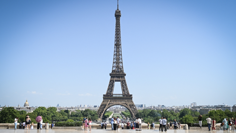 Vague de chaleur à Paris : sommet de la Tour Eiffel fermé, profitez des vues du panorama Vague de chaleur à Paris : sommet de la Tour Eiffel fermé, profitez des vues du panorama video poster