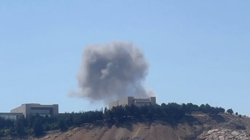 Des raids aériens israéliens secouent les sites gouvernementaux de Damas Des raids aériens israéliens secouent les sites gouvernementaux de Damas video poster