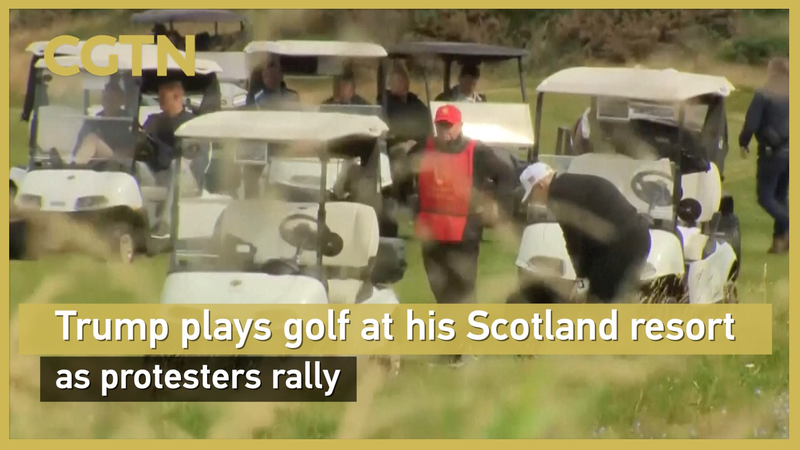 La tournée écossaise de Trump : parties de golf et protestations La tournée écossaise de Trump : parties de golf et protestations video poster