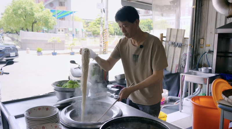 Nouilles de boeuf Gangshan : Un goût des racines des villages militaires de la région de Taiwan Nouilles de boeuf Gangshan : Un goût des racines des villages militaires de la région de Taiwan video poster