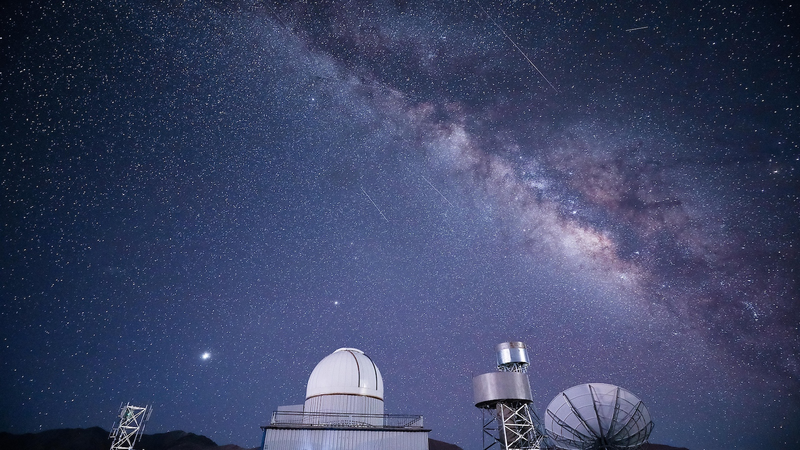Un télescope en haute altitude chasse les plus anciennes ondulations du Big Bang Un télescope en haute altitude chasse les plus anciennes ondulations du Big Bang
