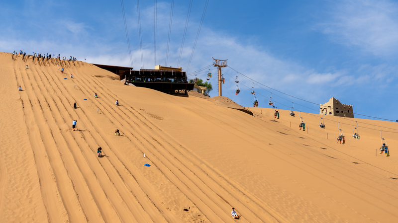 Le sandboard à Shapotou : sensations fortes sur les dunes dorées du Ningxia Le sandboard à Shapotou : sensations fortes sur les dunes dorées du Ningxia
