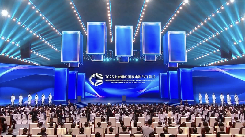 Le festival du film SCO démarre à Chongqing : Technologie, drones et histoires mondiales Le festival du film SCO démarre à Chongqing : Technologie, drones et histoires mondiales video poster