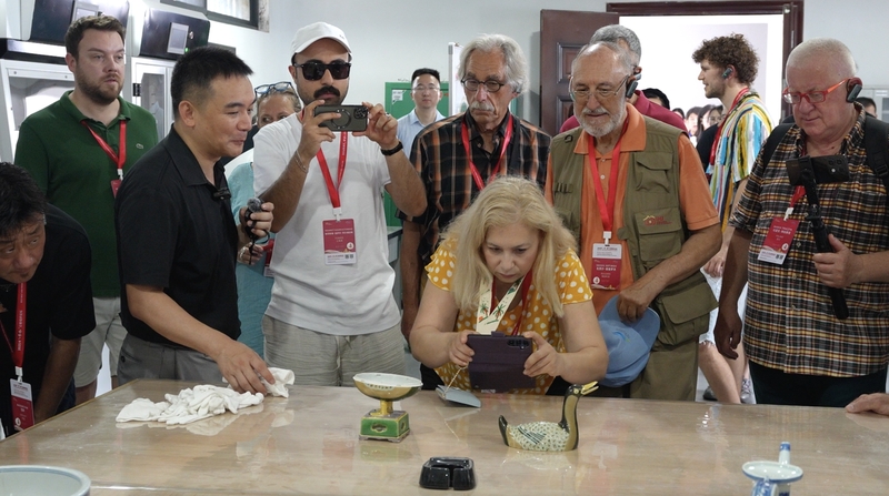 Liens en Porcelaine : Des Journalistes Mondiaux S’unissent dans les Fours de Jingdezhen Liens en Porcelaine : Des Journalistes Mondiaux S’unissent dans les Fours de Jingdezhen