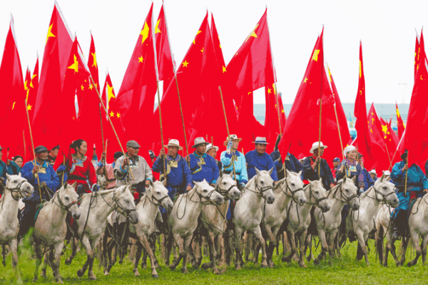 L’esprit de la prairie s’embrase au 35ème festival Naadam en Mongolie intérieure L'esprit de la prairie s'embrase au 35ème festival Naadam en Mongolie intérieure
