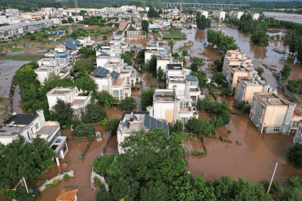 Xi appelle à un effort total pour protéger les vies face aux graves inondations Xi appelle à un effort total pour protéger les vies face aux graves inondations