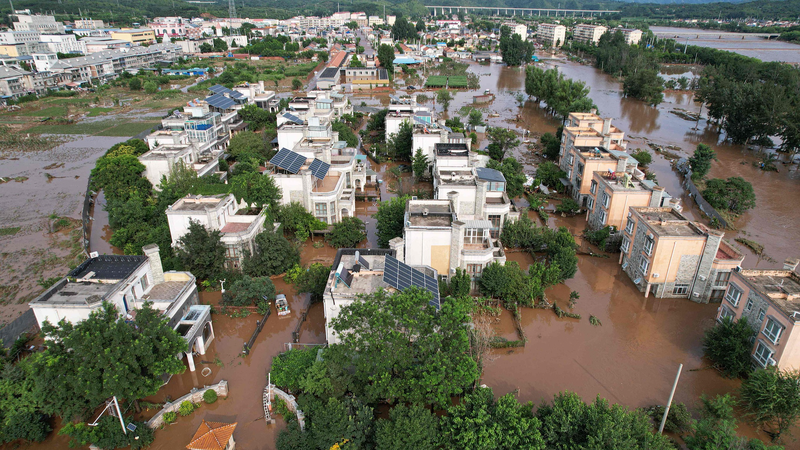 Xi appelle à un effort total pour protéger les vies face aux graves inondations