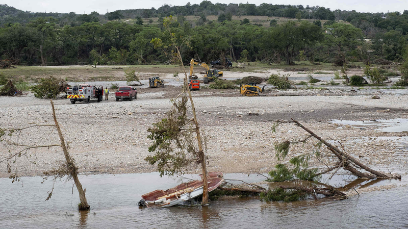 Inondations au Texas : Plus de 100 morts alors que les équipes de secours continuent Inondations au Texas : Plus de 100 morts alors que les équipes de secours continuent video poster