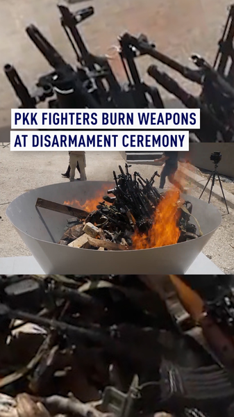 Le PKK brûle des armes dans un geste de paix symbolique avec la Turquie Le PKK brûle des armes dans un geste de paix symbolique avec la Turquie video poster
