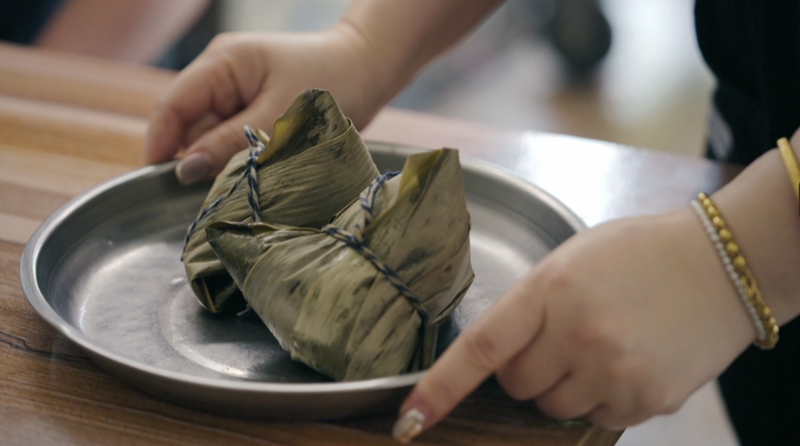 Soleil et mer en une bouchée : le zongzi au jaune d’œuf salé de Taïwan Soleil et mer en une bouchée : le zongzi au jaune d'œuf salé de Taïwan video poster