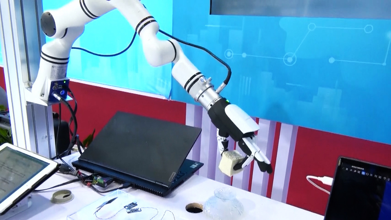 Les robots humanoïdes éblouissent au 3ème Expo sur la chaîne d’approvisionnement à Pékin Les robots humanoïdes éblouissent au 3ème Expo sur la chaîne d'approvisionnement à Pékin video poster