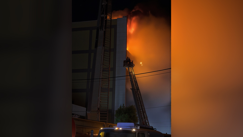 Incendie tragique dans un centre commercial à Kut, Irak, fait des dizaines de morts Incendie tragique dans un centre commercial à Kut, Irak, fait des dizaines de morts video poster