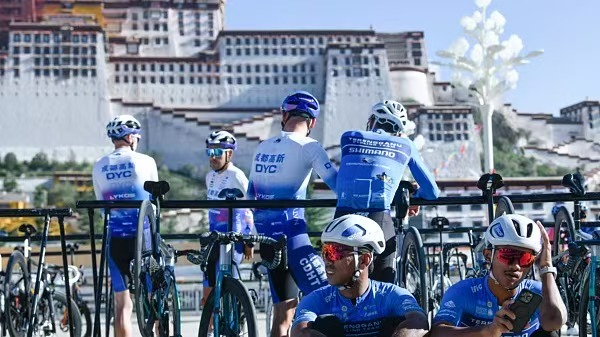 Les meilleurs cyclistes se préparent pour la sixième course Trans-Himalaya à Lhassa Les meilleurs cyclistes se préparent pour la sixième course Trans-Himalaya à Lhassa video poster