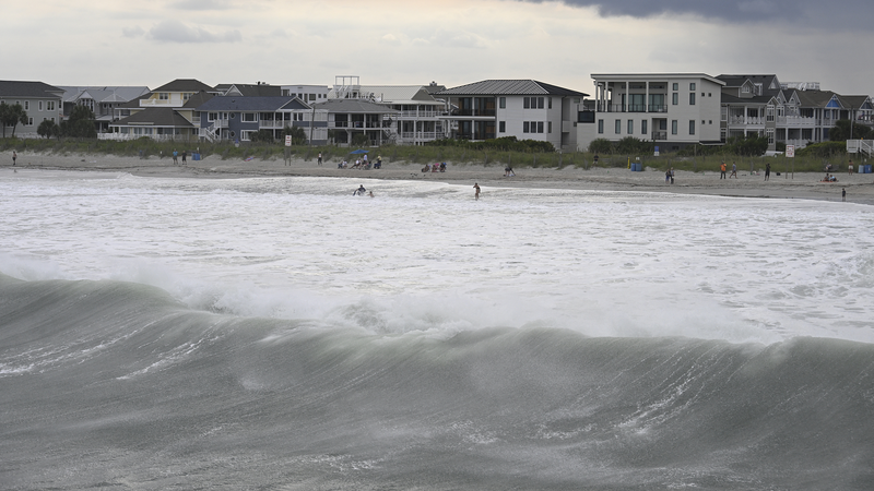 L’ouragan Erin provoque une menace de marée de tempête sur la côte est des États-Unis L'ouragan Erin provoque une menace de marée de tempête sur la côte est des États-Unis video poster