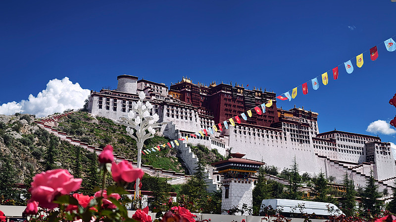 Xi célèbre les 60 ans de la région de Xizang lors d'un gala à Lhassa