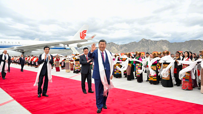 Xi arrive à Lhassa pour la célébration du 60e anniversaire du Xizang
