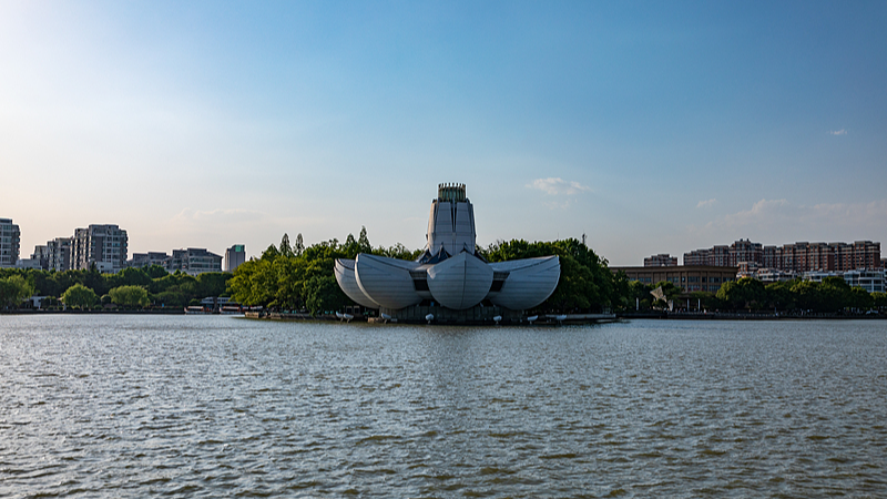 Découvrez le lac Donghu : l'ancien port des Neuf-Dragons de Pinghu video poster