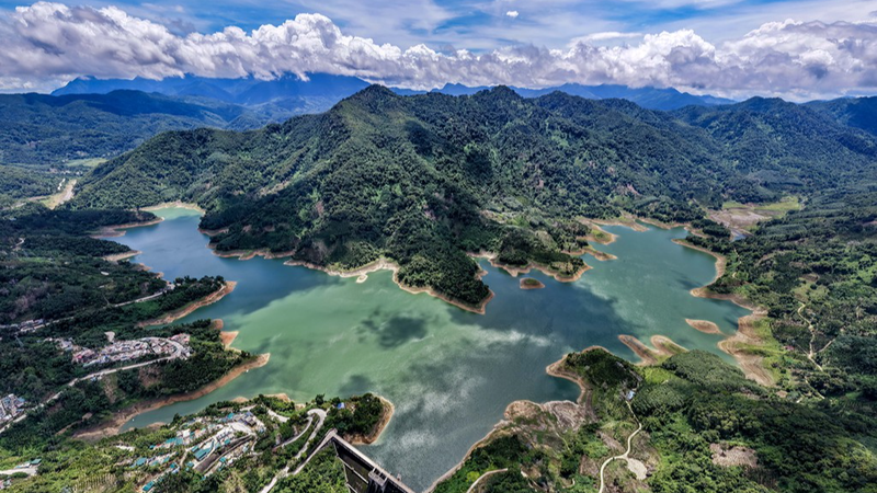 Éclat d’été au réservoir de Wuzhishan à Hainan Éclat d'été au réservoir de Wuzhishan à Hainan