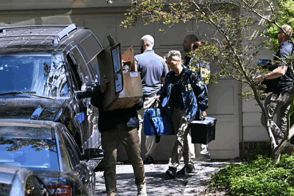 Le FBI fouille la maison de Bolton dans le cadre d’une enquête sur des informations classifiées Le FBI fouille la maison de Bolton dans le cadre d'une enquête sur des informations classifiées