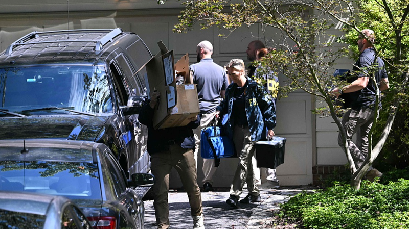 Le FBI fouille la maison de Bolton dans le cadre d'une enquête sur des informations classifiées