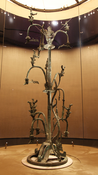 À l’intérieur de l’immense Arbre Sacré en Bronze au Musée Sanxingdui À l'intérieur de l'immense Arbre Sacré en Bronze au Musée Sanxingdui video poster