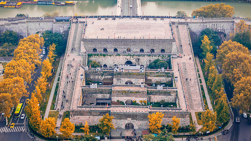La porte Zhonghua de Nanjing : où les cicatrices rencontrent un renouvellement doré La porte Zhonghua de Nanjing : où les cicatrices rencontrent un renouvellement doré