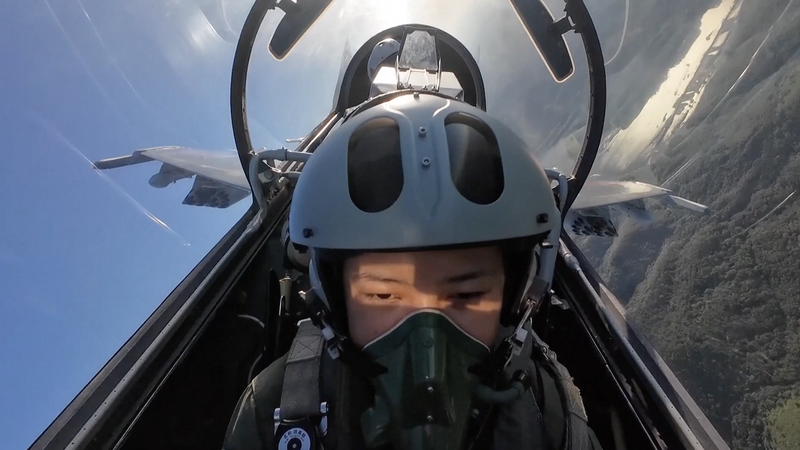 Première Pilote de Chasse Féminine du Xizang S’envole Haut Première Pilote de Chasse Féminine du Xizang S’envole Haut video poster