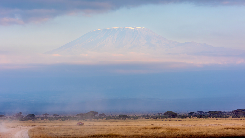Une expédition de l’UNESCO escalade le Kilimandjaro pour mettre en lumière la fonte des glaciers Une expédition de l'UNESCO escalade le Kilimandjaro pour mettre en lumière la fonte des glaciers