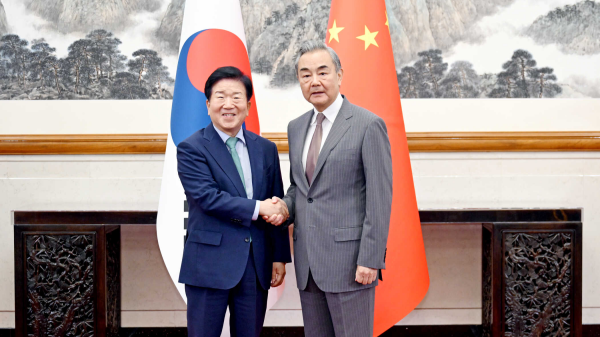 Wang Yi met en avant l’amitié pour le 33e anniversaire des relations entre la Chine et la Corée du Sud Wang Yi met en avant l'amitié pour le 33e anniversaire des relations entre la Chine et la Corée du Sud