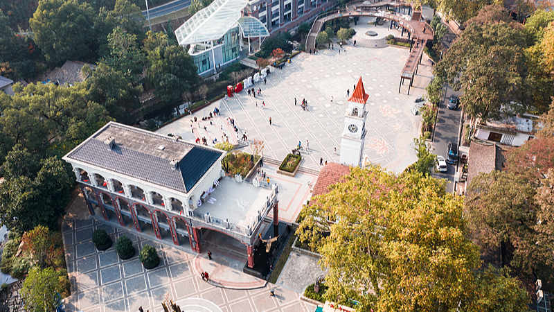 Découvrez l'ambiance animée de Yucun Square à Mogan Mountain video poster