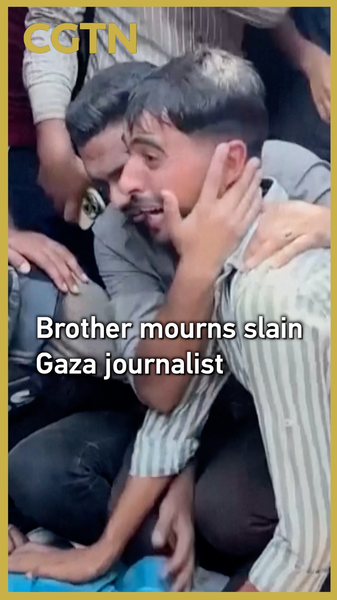 Deuil à Gaza : Un frère pleure un journaliste tué dans une frappe sur un hôpital Deuil à Gaza : Un frère pleure un journaliste tué dans une frappe sur un hôpital video poster