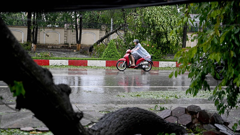 Le typhon Kajiki frappe la côte vietnamienne : des pluies torrentielles forcent des évacuations massives video poster