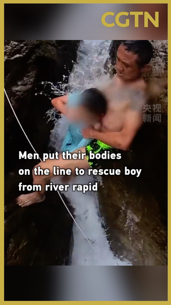 Des héros courageux bravent les rapides déchaînés pour sauver un garçon sur le continent chinois Des héros courageux bravent les rapides déchaînés pour sauver un garçon sur le continent chinois video poster