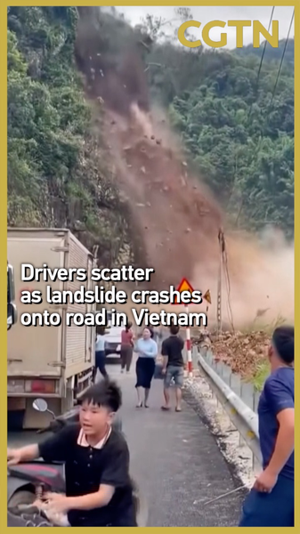 Éboulement sur l’autoroute 4G au Vietnam : les conducteurs fuient alors que des rochers s’effondrent Éboulement sur l'autoroute 4G au Vietnam : les conducteurs fuient alors que des rochers s'effondrent video poster