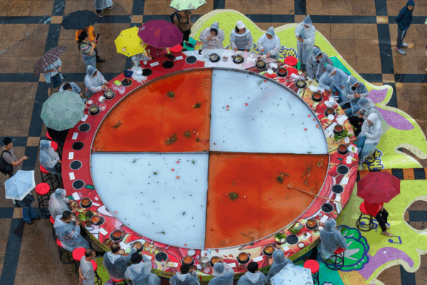 Un énorme hot pot vole la vedette au festival gastronomique de Guiyang Un énorme hot pot vole la vedette au festival gastronomique de Guiyang
