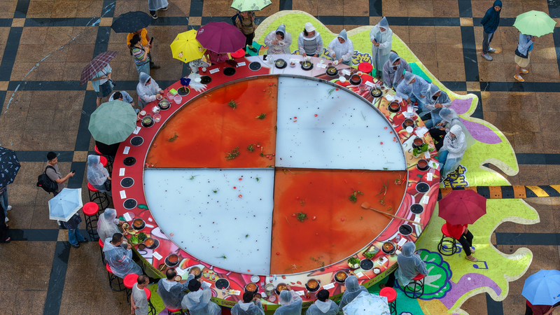 Un énorme hot pot vole la vedette au festival gastronomique de Guiyang