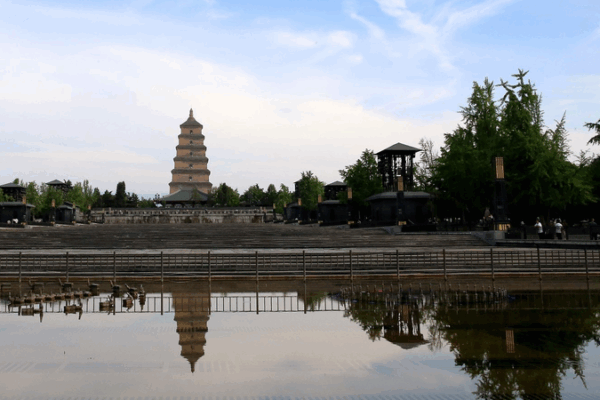 Explorer la Pagode Dayan : Joyau de la Dynastie Tang à Xi’an Explorer la Pagode Dayan : Joyau de la Dynastie Tang à Xi'an video poster