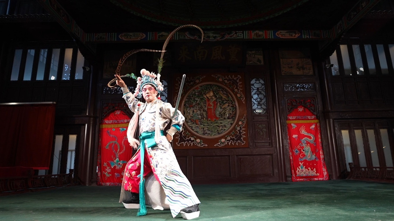 Élégance en Mouvement : La Danse de l’Épée de Zhou Yu dans l’Opéra de Pékin Élégance en Mouvement : La Danse de l'Épée de Zhou Yu dans l'Opéra de Pékin video poster