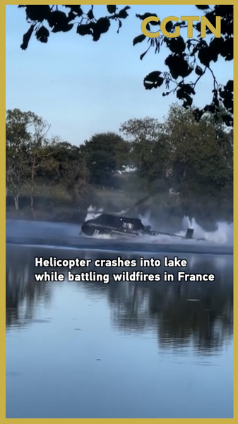 Un hélicoptère bombardier d'eau s'écrase dans un lac lors de la lutte contre un incendie en France video poster