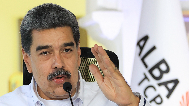 Maduro mobilise 4,5M pour la milice alors que les navires de guerre américains approchent