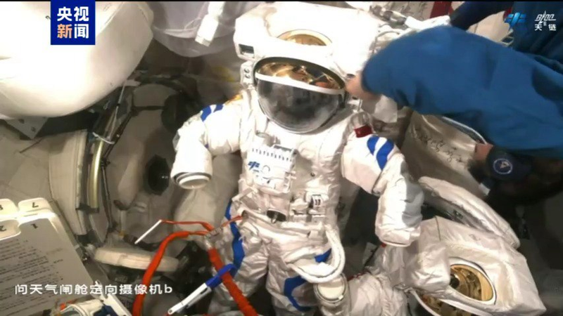 L’équipage de Shenzhou-20 déballe de nouvelles combinaisons spatiales et fait progresser la recherche spatiale L'équipage de Shenzhou-20 déballe de nouvelles combinaisons spatiales et fait progresser la recherche spatiale