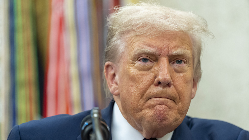 Le plan de Trump pour une taxe de 100 % sur les puces bouleverse les marchés technologiques mondiaux Le plan de Trump pour une taxe de 100 % sur les puces bouleverse les marchés technologiques mondiaux