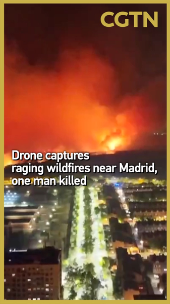 Drone capture des incendies de forêt dévastateurs près de Madrid dans une chaleur record en Europe Drone capture des incendies de forêt dévastateurs près de Madrid dans une chaleur record en Europe video poster
