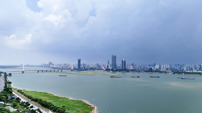 En direct de la place Qiushui : Vue imprenable sur la ligne d’horizon et spectacle de fontaines à Nanchang video poster